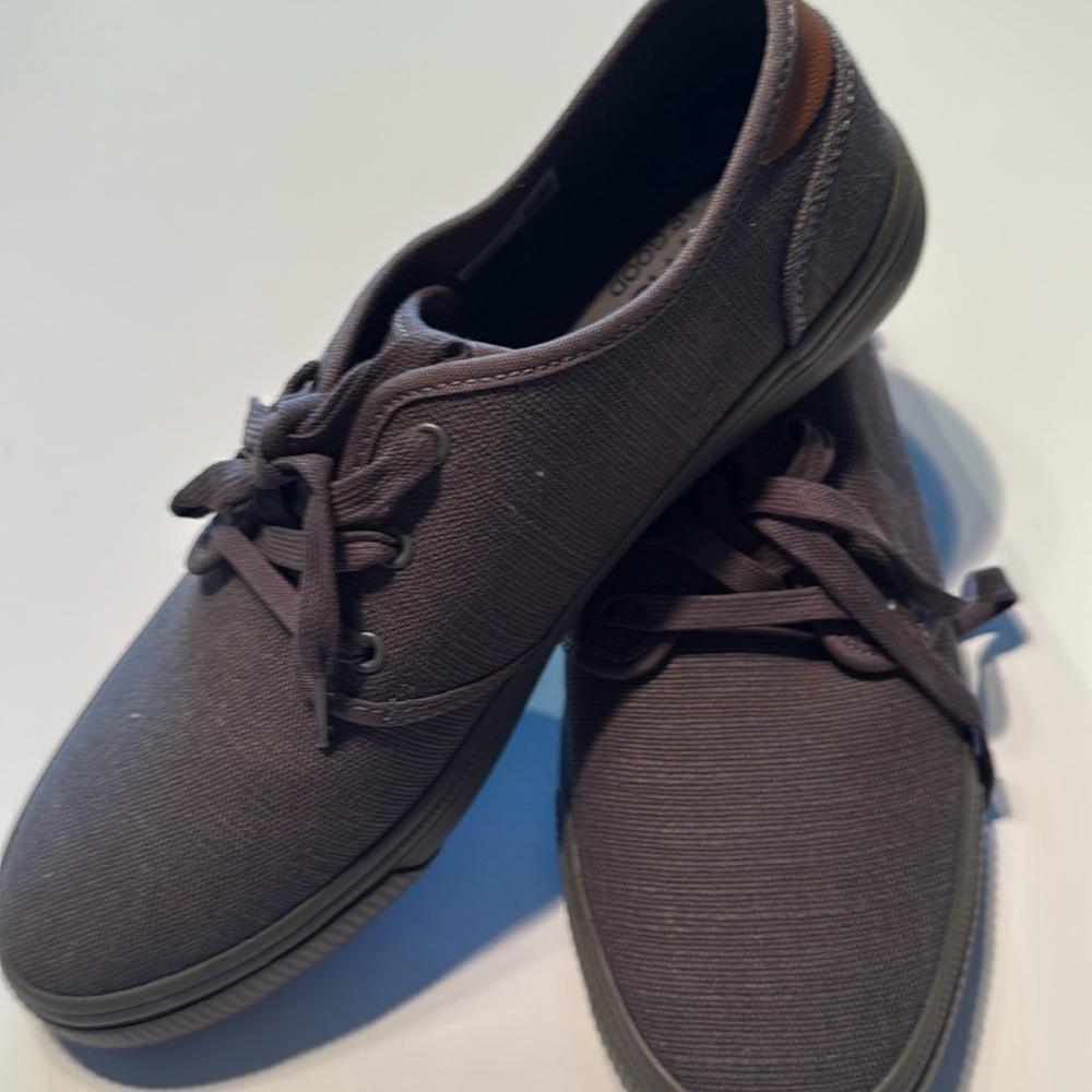 Tom’s fabric tie shoes